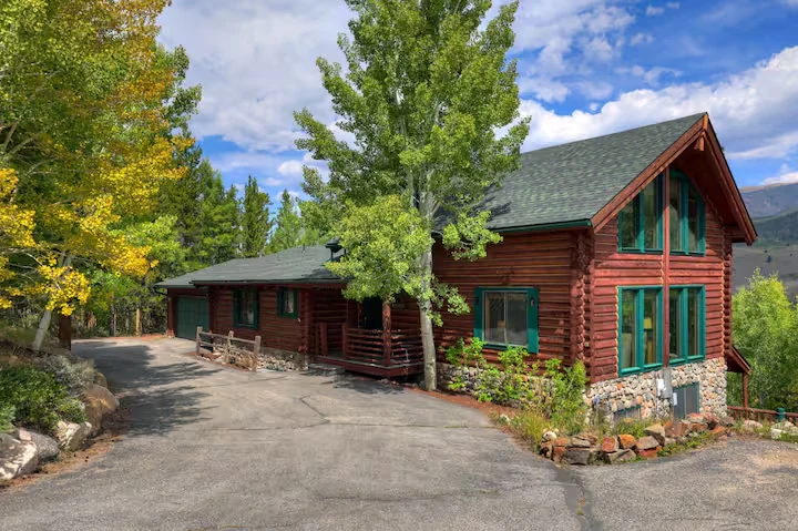 Front arrival at Lincoln Lodge with log exterior and surrounding aspens