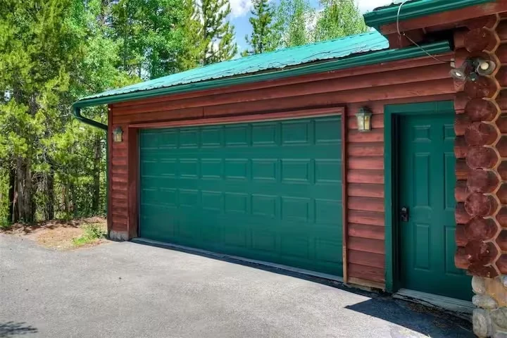 Two-car garage at Lincoln Lodge