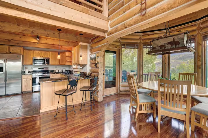 Open full kitchen and dining area at Lincoln Lodge