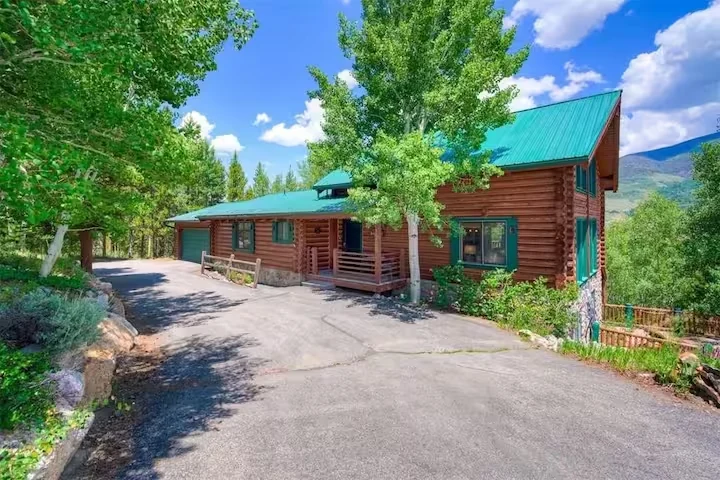 Driveway and main arrival at Lincoln Lodge