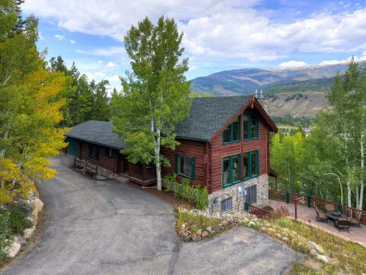 Aerial view of the Lincoln Lodge driveway and entrance