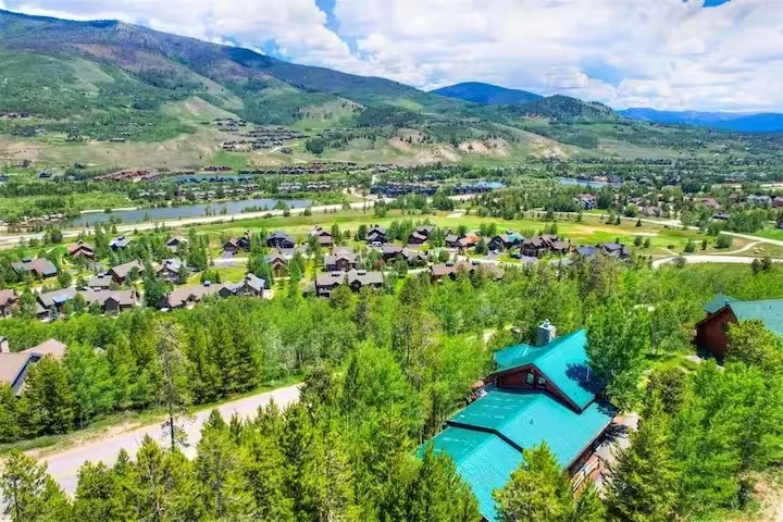 Bird's-eye view from Lincoln Lodge across the Silverthorne valley