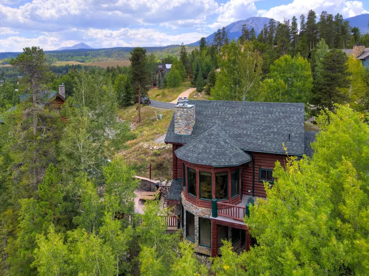 Rear exterior of Lincoln Lodge surrounded by forest