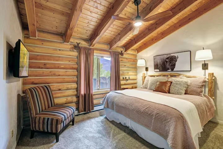 King bedroom at Lincoln Lodge beneath exposed timber