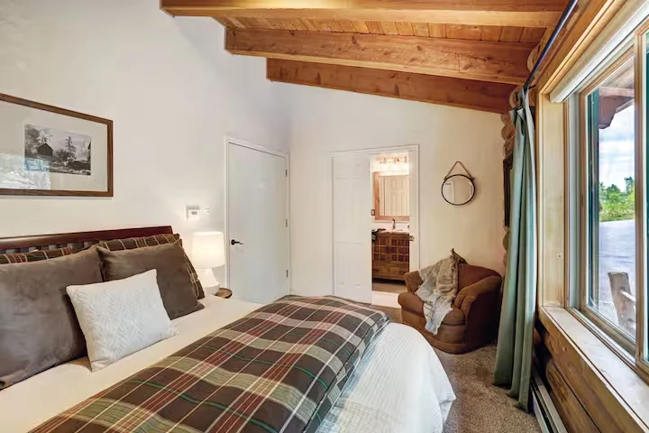 Guest bedroom at Lincoln Lodge with a private mountain outlook